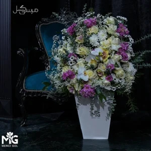 باکس گل بزرگ طراحی شده با ژیپسوفیلا و ارکیده برای تبریک