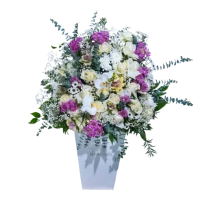 باکس گل بزرگ طراحی شده با ژیپسوفیلا و ارکیده برای تبریک