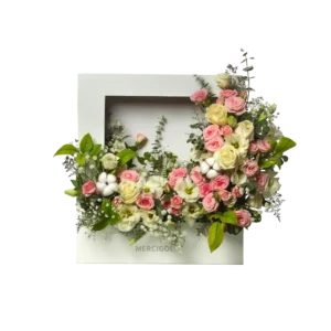 باکس گل تبریک مربعی طراحی شده با گل های بهاره