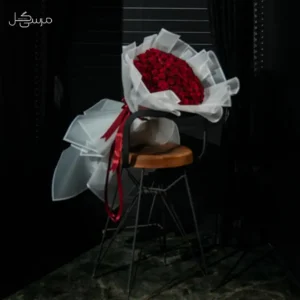 دسته گل رز 100 شاخه با کاغذ سفید