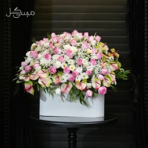 باکس گل زیبا طراحی شده با آنتریوم های کروماتیک و رزهای هلندی