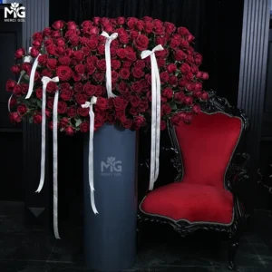 باکس گل لوکس دیزاین شده با 120 شاخه رز هلندی درجه یک