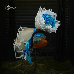 دسته گل مینیمال آبی با کاغذ سفید مات