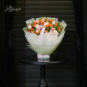 دسته گل مینیمال طراحی شده با رز های هلندی و مینیاتوری