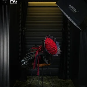 دسته گل لوکس و 120 شاخه رز هلندی با کاغذ مشکی شفاف DB042-J-1