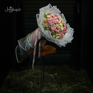 دسته گل جذاب طراحی شده با زنبوری