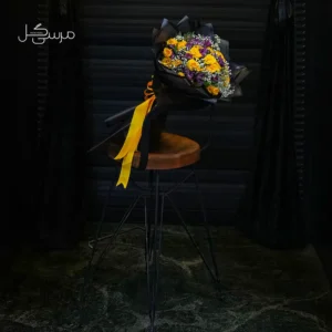دسته گل مینیمال لیسین توس و عروس با کاغذ شفاف و ربان طلایی