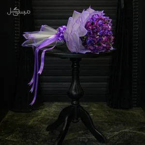 دسته گل مینیمال و کلاسیک با تم بنفش برای تبریک