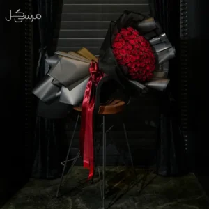 دسته گل لوکس و عاشقانه دیزاین شده با 100 شاخه رز هلندی
