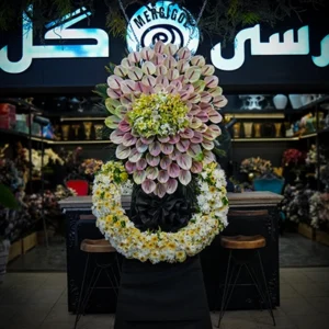 تاج گل تبریک دو‌طبقه لاکچری با طراحی مدرن و گل‌های طبیعی سفید و صورتی ژورنالی