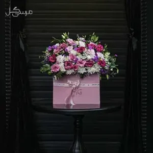 باکس گل مربعی دیزاین شده با داوودی و لیسین توس برای تبریک