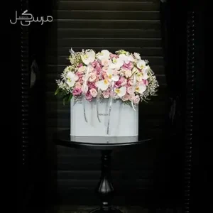 باکس گل زیبای تبریک با رنگ بندی سفید صورتی و ربان شیشه ای