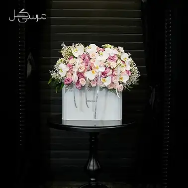 باکس گل زیبای تبریک با رنگ بندی سفید صورتی و ربان شیشه ای
