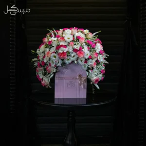 باکس گل شاداب طراحی شده به حالت خمیده برای تبریک