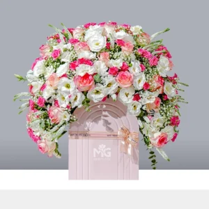 باکس گل شاداب طراحی شده به حالت خمیده برای تبریک BB205-J