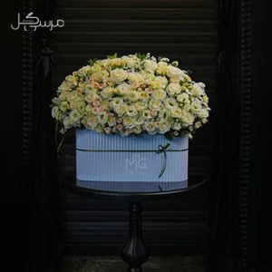 باکس گل دیزاین شده با زنبوری و رز مینیاتوری برای عرض تبریک