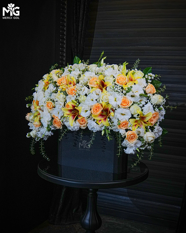 باکس گل مشکی شیک با لیلیوم های دو رنگ برای تبریک