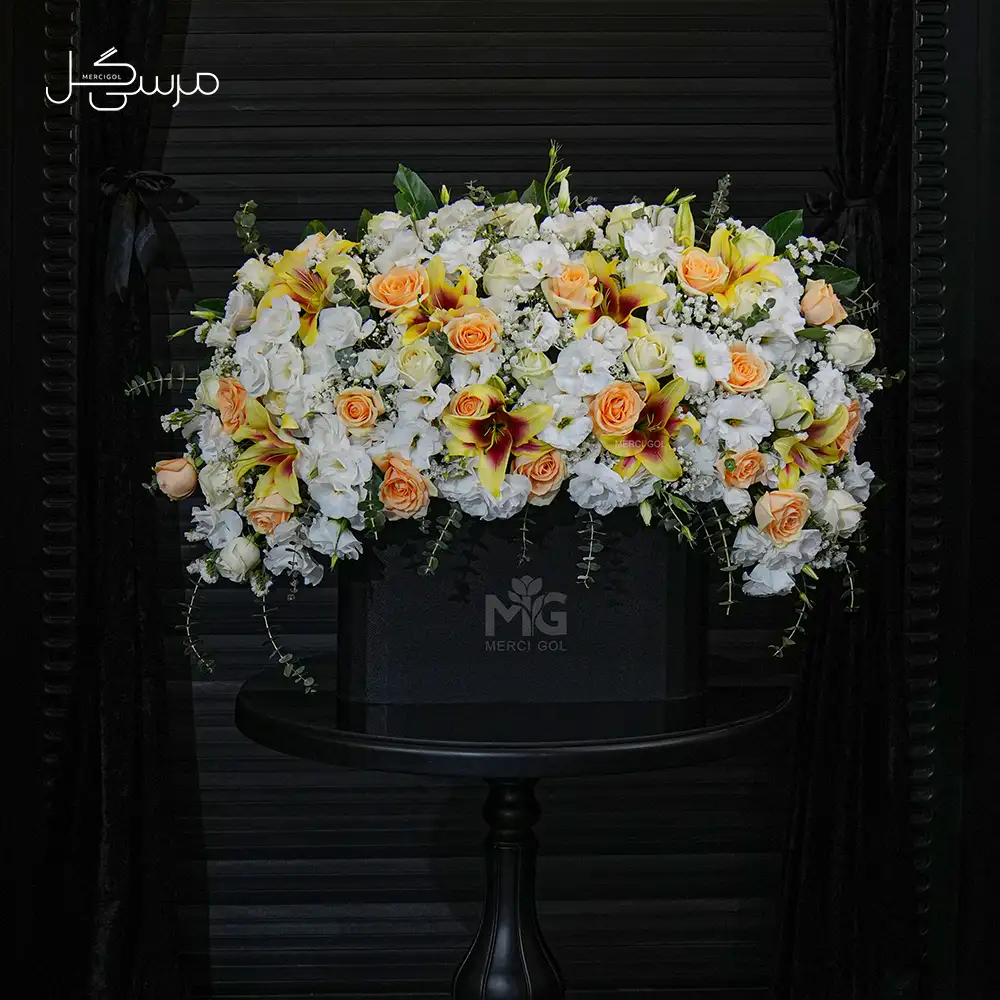 باکس گل مشکی شیک با لیلیوم های دو رنگ برای تبریک