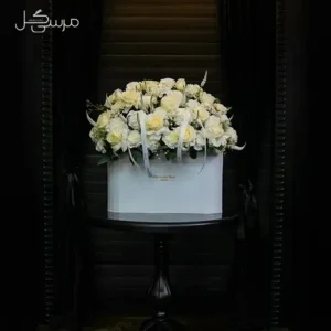 باکس گل دیزاین شده با میخک و رز هلندی برای عرض تبریک