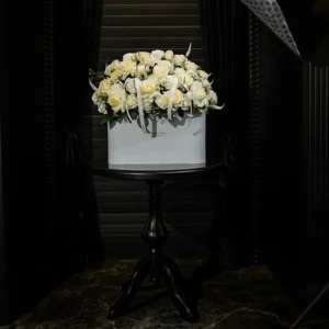 باکس گل دیزاین شده با میخک و رز هلندی برای عرض تبریک BB220-J-1
