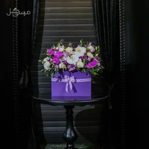 باکس گل مینیمال بنفش با ربان و گل های بهاره