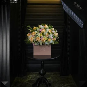 باکس گل مربعی با تم رنگی گلبه ای برای عرض تبریک BB233-J