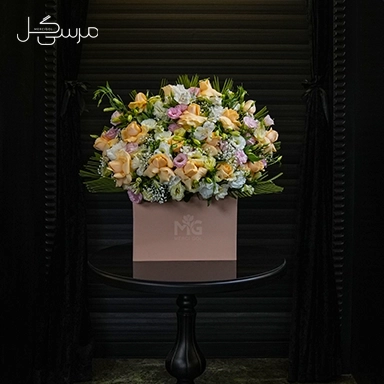 باکس گل مربعی با تم رنگی گلبه ای برای عرض تبریک