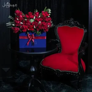 باکس گل مینیمال قرمز آبی دیزاین شده با رز هلندی و کاکتوس