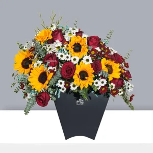 باکس گل زیبای دیزاین شده با گل های بهاره و سبک کژوال BB243