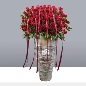 باکس گل جذاب کوزه ای طراحی شده با 100 شاخه رز هلندی درجه یک BB256