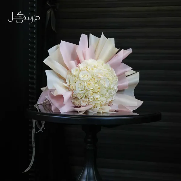 دسته گل رز هلندی سفید مناسب نامزدی عقد محضری و خواستگاری مرسی گل